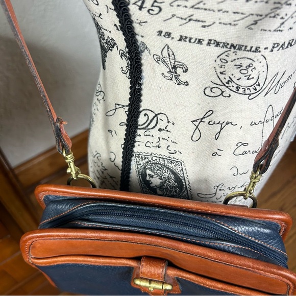 Vintage 90’s Liz Claiborne Pebbled Leather Zip Around Crossbody - Picture 3 of 16